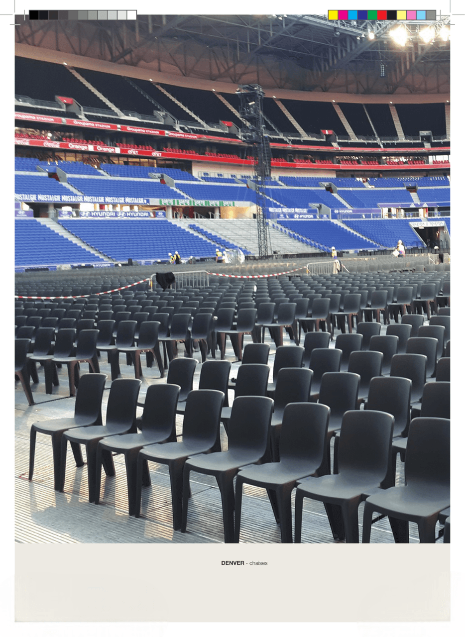 Chaises DENVER gris anthracite en configuration stade — enceinte sportive